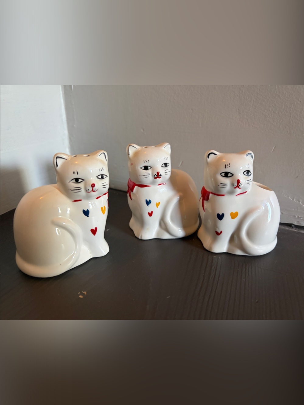 3-Piece cat with Heart, Taiwan, 1970s/1980s salt, pepper, toothpicks.